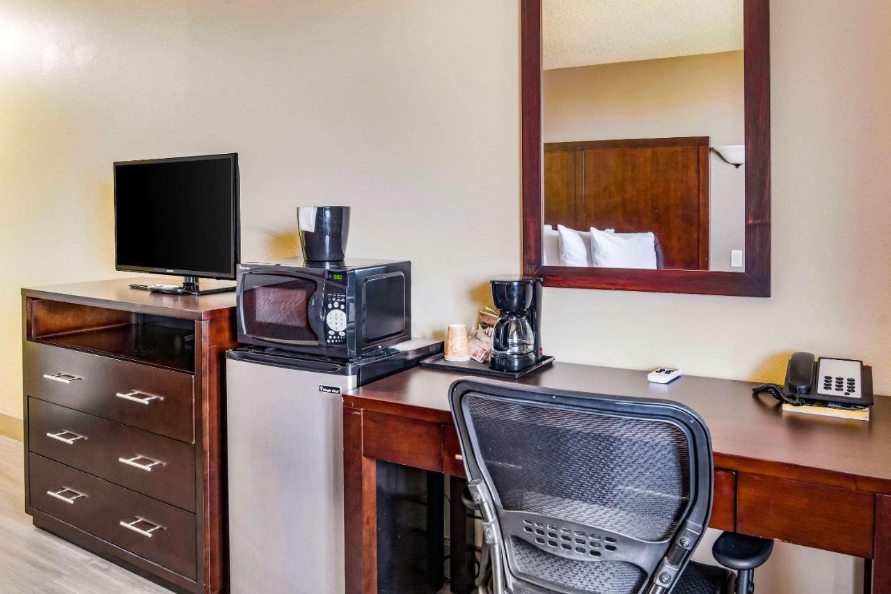 Econo Lodge Newport Tower Eksteriør billede