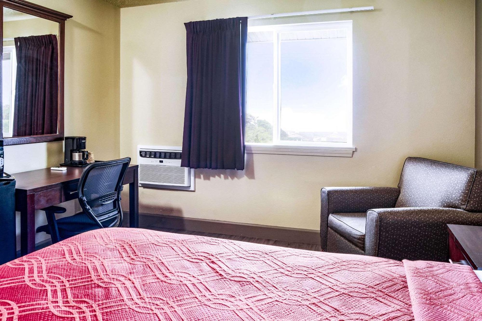 Econo Lodge Newport Tower Eksteriør billede